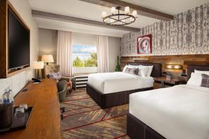 拉斯维加斯Silverton Casino Lodge - Newly Renovated的酒店客房带两张床和一个客厅