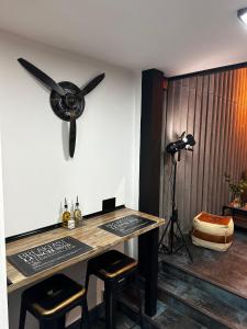 马德里T-Homes - Cuenca的客房设有带风扇和摄像头的桌子。