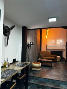 马德里T-Homes - Cuenca的客厅配有沙发和桌子