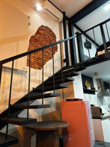 马德里T-Homes - Cuenca的螺旋楼梯,厨房配有冰箱
