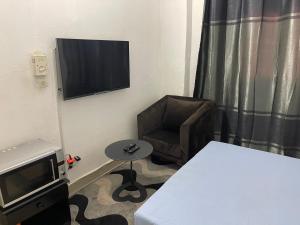 巴马科Appartement Studio Damou的小房间设有椅子和电视