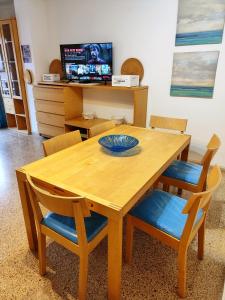 阿尔库迪亚港Tranquilo apartamento con vistas al mar.的一张带椅子的木桌和一个盘子