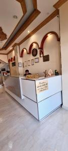 阿尔布亚米AL AMAN HOTEL的柜台的房间的柜台
