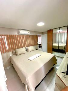 博阿维斯塔Residencial renaissance的一间卧室配有一张大床,上面有毛巾