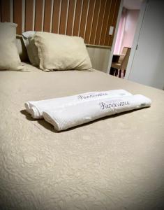 博阿维斯塔Residencial renaissance的床上的白色毛巾