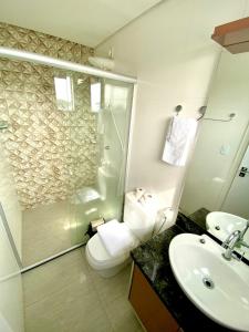 博阿维斯塔Residencial renaissance的浴室配有卫生间、淋浴和盥洗盆。