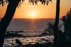 埃尔蒙特El Xalli的海滩上日落