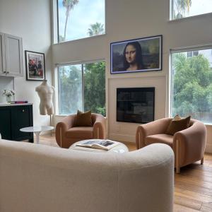 洛杉矶The Cloud II Los Angeles at Beverly Hills的客厅配有沙发、椅子和壁炉