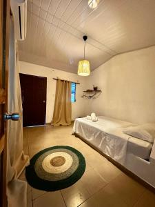 圣卡塔利娜岛Casa Manila的卧室配有一张床,地板上铺有地毯