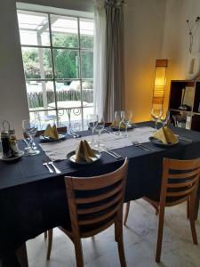 El Encón芬卡瓦伦蒂娜酒店的餐桌,配有黑色桌布和玻璃杯