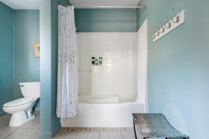 腓尼基Serene Retreat on a Stream的带淋浴、卫生间和浴缸的浴室