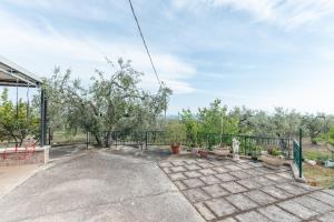 圣安吉罗山Macchia Verde的户外庭院种有盆栽植物,设有围栏