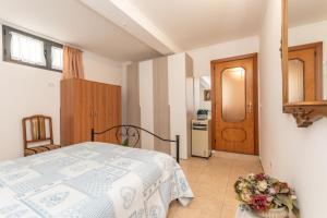 圣安吉罗山Macchia Verde的卧室配有一张铺着花卉的床,位于地板上
