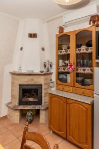 圣安吉罗山Macchia Verde的一个带壁炉和木柜的厨房