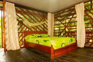 Puerto NariñoCabañas Dechi的木质结构的卧室配有一张床