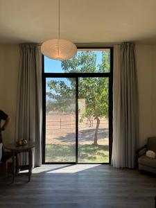 Kfar HazîrThe Ranch的客厅设有大型滑动玻璃门
