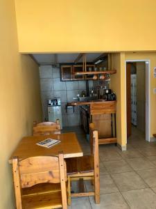埃博森Camping El Bolsón的厨房配有木桌和木椅