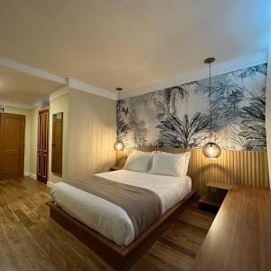 蒙特韦尔迪JaguatiricaCoffee Hospitality的卧室配有一张大床,墙上挂有绘画作品