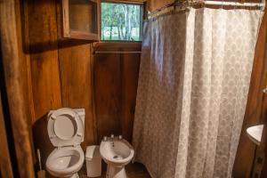 埃尔索韦维奥Lodge Paraíso的一间带卫生间和水槽的浴室