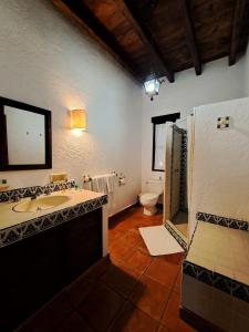 迪坡斯特兰Areté的一间带水槽和卫生间的浴室