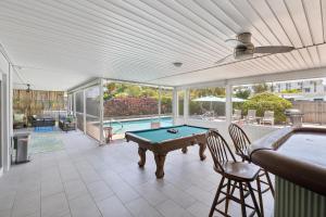 达尼亚滩Private Villa with Pool and Sauna home的一个带台球桌和游泳池的庭院