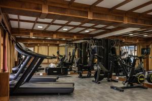 乌斯怀亚罗斯尼尔斯酒店的健身房设有数台跑步机和有氧运动器材