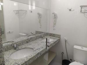 卡达斯诺瓦斯Spazzio diRoma的一间带水槽和卫生间的浴室