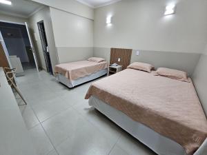 卡达斯诺瓦斯Spazzio diRoma的一间卧室,配有两张床