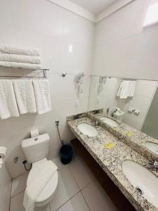 卡达斯诺瓦斯Spazzio diRoma的浴室设有2个水槽、卫生间和镜子。