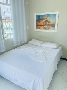 北茹阿泽鲁Hotel Shalom的窗户客房内的一张白色床