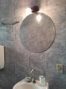 萨夸雷马Excelente casa em Saquarema a 100 passos do mar的浴室设有水槽和墙上的镜子