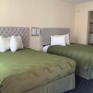 圣克鲁兹国家9号汽车旅馆的两间相邻的床铺位于酒店客房内