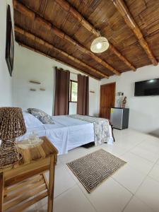 蒙塔尼塔Palmendros Hosteria的一间卧室配有一张床、一张桌子和一张沙发