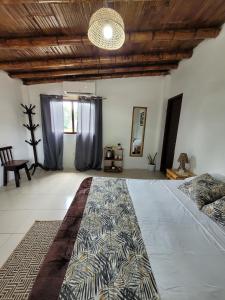 蒙塔尼塔Palmendros Hosteria的一间卧室设有一张大床和木制天花板