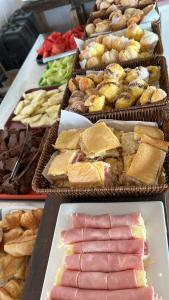 德尔迪阿布罗角Oikos的餐桌上的自助餐,包括不同种类的食物