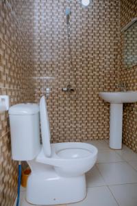 基加利Gmasters Homes kibagabaga的一间带卫生间和水槽的浴室