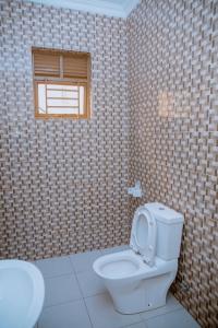 基加利Gmasters Homes kibagabaga的一间带卫生间和窗户的浴室