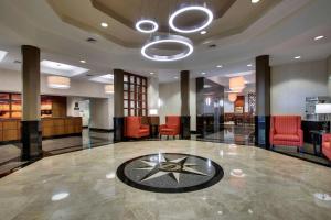 夏洛特诺斯莱克夏洛特德鲁里套房酒店的大堂的地板上有一星星