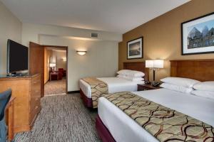 夏洛特诺斯莱克夏洛特德鲁里套房酒店的酒店客房设有两张床和一台平面电视。