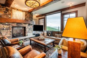 帕克城Luxury Amenities & Year-Round Recreation at Deer Valley Grand Lodge 307!的带沙发和壁炉的客厅