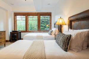 帕克城Luxury Amenities & Year-Round Recreation at Deer Valley Grand Lodge 307!的一间卧室设有两张床和窗户。