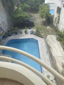 阿塔卡梅斯HOTEL PAL-MAR的阳台享有游泳池的景致。