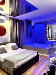 巴勒莫Four Luxury Suite的蓝色卧室配有一张床和一个浴缸