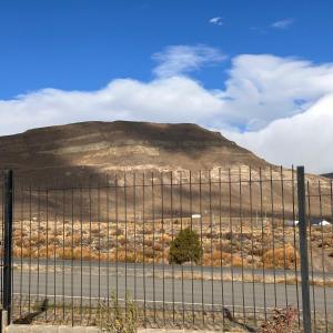 埃尔卡拉法特Femiba的享有围栏后山峰的景色