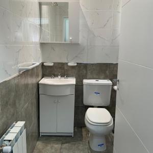 埃尔卡拉法特Femiba的一间带卫生间、水槽和镜子的浴室