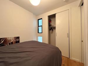 布鲁克林1 Bedroom in apartment in Bedstuy Brooklyn的一间卧室设有床、窗户和门