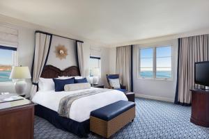 兰乔帕洛斯弗迪斯Terranea Resort的酒店客房设有一张大床和一台电视。