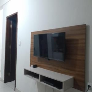 伊帕廷加Apartamento Inteiro Iguaçu Ipatinga的壁挂式平面电视