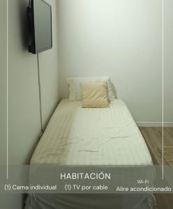 La MiraCasa Wadara的白色房间的床,上面有枕头