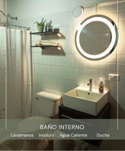 La MiraCasa Wadara的一间带卫生间、水槽和镜子的浴室